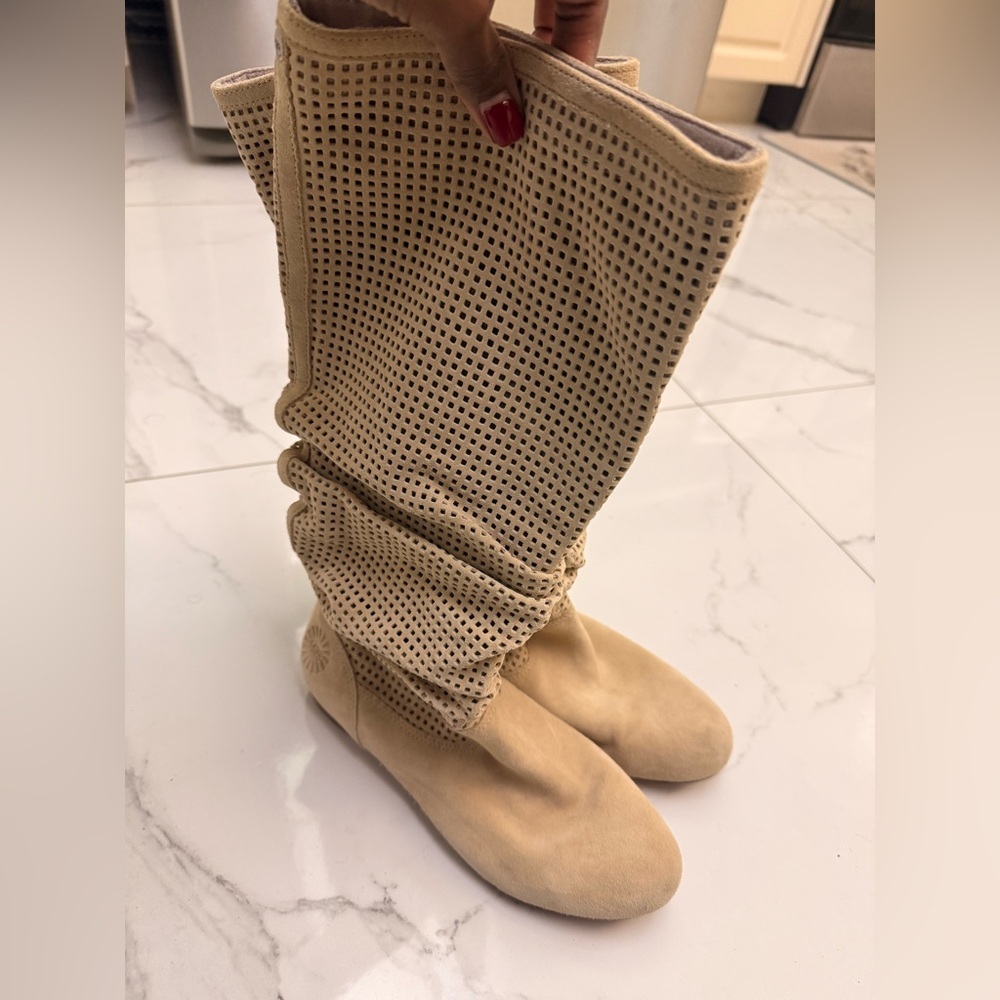 UGG Boots Size 8 - Picture 2 of 6